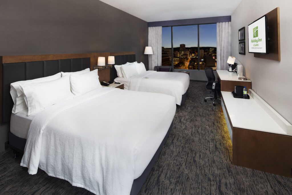 Bedroom-at-Holiday-Inn-Hotel-Suites-Montreal-Centre-ville