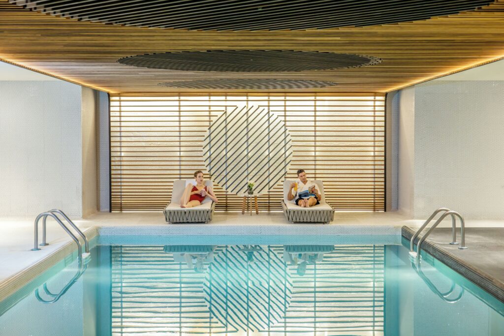 Fairmont The Queen Elizabeth pool