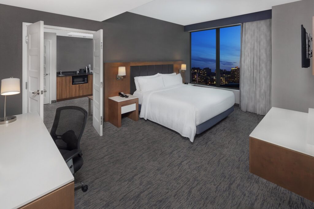Suite-at-Holiday-Inn-Hotel-Suites-Montreal-Centre-ville-2